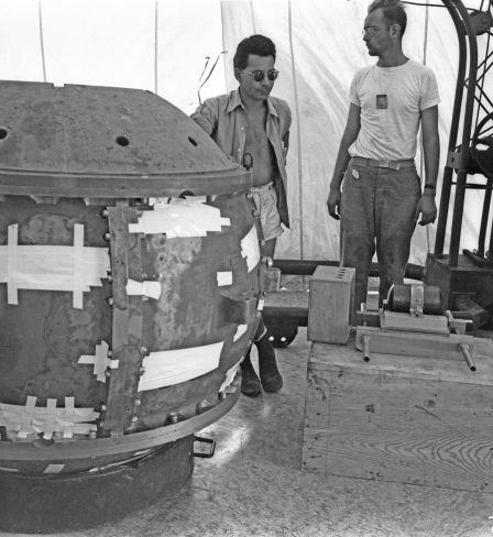 Louis Slotin (à gauche) avec une bombe lors de l'essai Trinity, le 1er janvier 1945