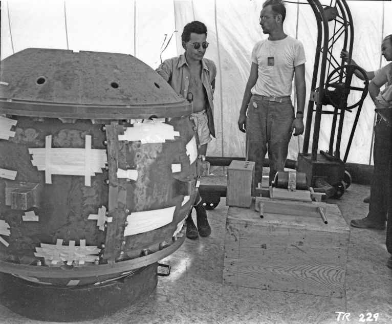 Louis Slotin (à gauche) avec une bombe lors de l'essai Trinity, le 1er janvier 1945