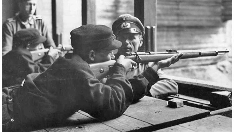 Shooting practice at the Hitler Youth training camp. // Bundesarchiv, Bild 146-1981-053-35A / CC-BY-SA 3.0 