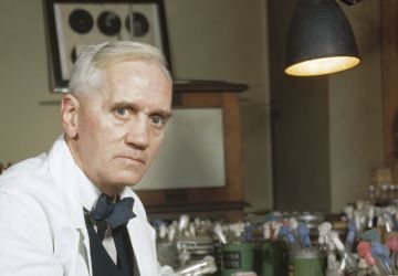 Penicillin-Entwickler Prof. Alexander Fleming in seinem Labor