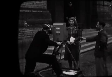 Moderatorin Jasmine Bligh begrüßt ihre Zuschauer erstmals wieder seit 1939. Offizielle Wiederaufnahme der Sendungen von BBC Television. 7. Juni 1946.