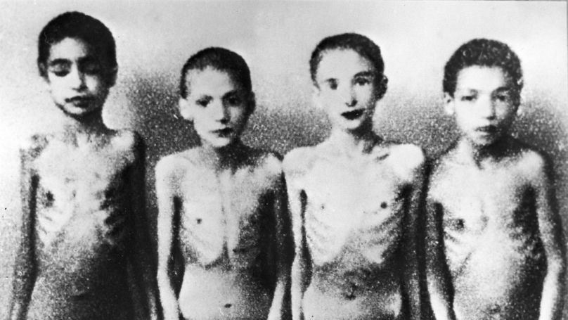 Un groupe de garçons castrés par des médecins nazis. Camp de concentration d'Auschwitz.