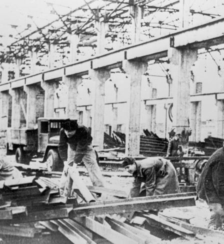Sur le chantier de construction de l’usine de tracteurs de Minsk. Archives d’État centrales des documents cinématographiques, photographiques et sonores de la République socialiste soviétique de Biélorussie.