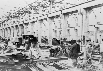 Sur le chantier de construction de l’usine de tracteurs de Minsk. Archives d’État centrales des documents cinématographiques, photographiques et sonores de la République socialiste soviétique de Biélorussie.