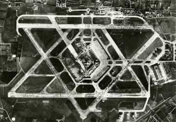 Photo aérienne de l’aéroport d’Heathrow avant la construction des terminaux, 1955.