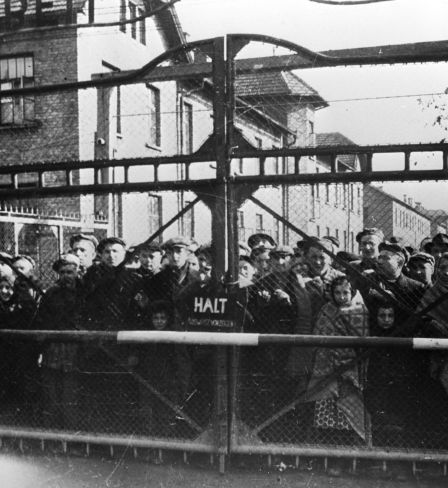 Prisonniers du camp d’Auschwitz, janvier 1945.