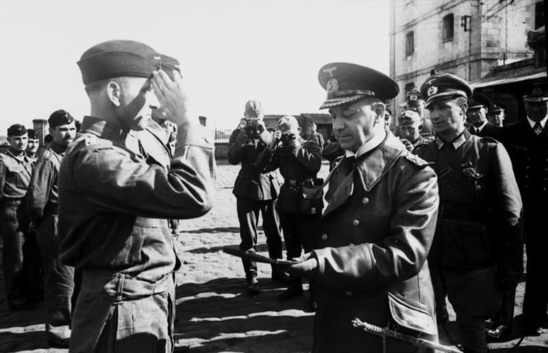 Erich Raeder et Otto Kretschmer (à gauche), commandant de sous-marin allemand le plus réussi, août 1940 // Bundesarchiv, Bild 101II-MW-0952-17 / Mannewitz / CC-BY-SA 3.0