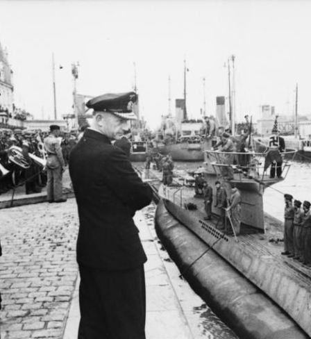 Karl Dönitz observe l'arrivée de l'U-94 à Saint-Nazaire en juin 1941. // Bundesarchiv, Bild 101II-MW-3491-06 / Buchheim, Lothar-Günther / CC-BY-SA 3.0