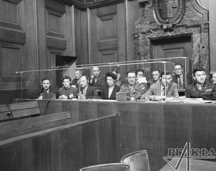 Interprètes lors d'une audience au tribunal militaire international. Archives d'État russes des documents cinématographiques et photographiques, numéro d’archive В-3015.