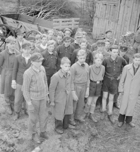 Захваченные в плен британскими войсками юные бойцы гитлерюгенда в районе города Букстехуде. 1944 год. 
