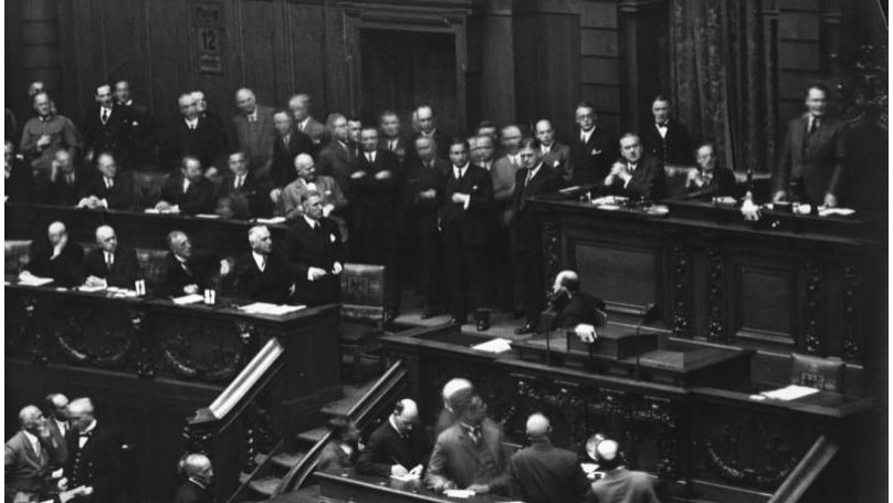 Reichstag on 12 September 1932 – Papen (stands, left) demands the floor, ignored by Speaker Göring (right)