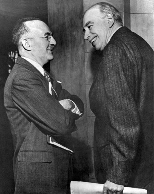 John Maynard Keynes (à droite), représentant le Royaume-Uni, en compagnie de Harry Dexter White, représentant les États-Unis, à la conférence de Bretton Woods.