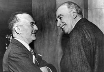 John Maynard Keynes (à droite), représentant le Royaume-Uni, en compagnie de Harry Dexter White, représentant les États-Unis, à la conférence de Bretton Woods.