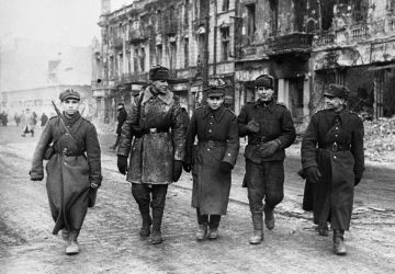Soldiers of the Red Army and Polish Army on the city streets, 14-17 January 1945