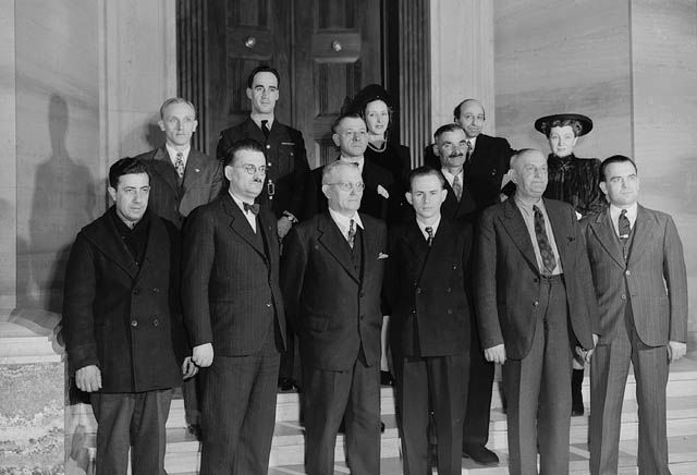 Premiers récipiendaires de la citoyenneté canadienne lors d’une cérémonie à la Cour suprême à Ottawa.