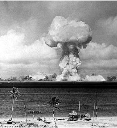 Explosion nucléaire atmosphérique du 1er juillet 1946. La photo est prise depuis une tour sur l'île de Bikini à la distance de 5,6 kilomètres.