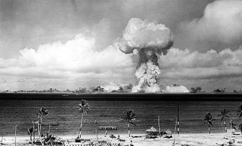 Explosion nucléaire atmosphérique du 1er juillet 1946. La photo est prise depuis une tour sur l'île de Bikini à la distance de 5,6 kilomètres.