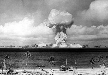 Explosion nucléaire atmosphérique du 1er juillet 1946. La photo est prise depuis une tour sur l'île de Bikini à la distance de 5,6 kilomètres.