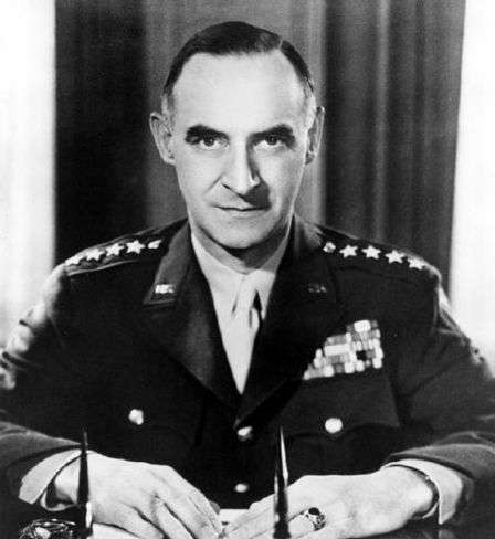 Le général Lucius Clay, chef de l'administration de la zone d'occupation américaine de l'Allemagne d'après-guerre