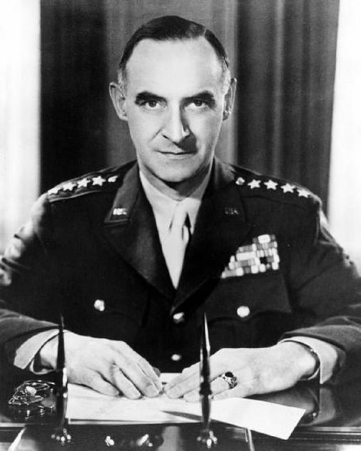 Le général Lucius Clay, chef de l'administration de la zone d'occupation américaine de l'Allemagne d'après-guerre
