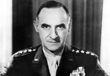 Le général Lucius Clay, chef de l'administration de la zone d'occupation américaine de l'Allemagne d'après-guerre