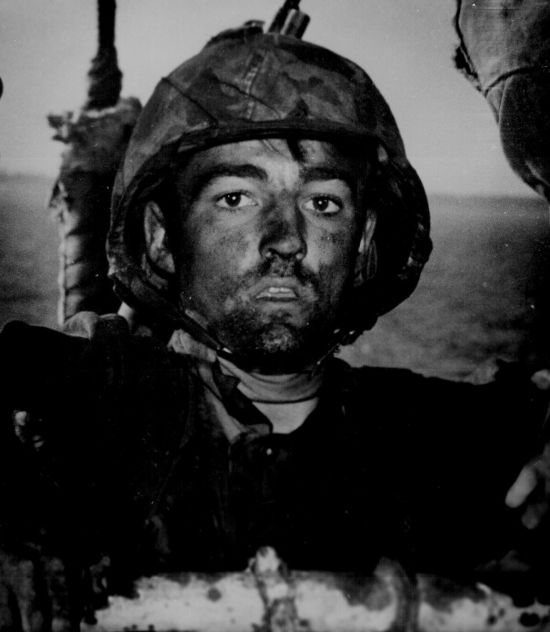 Un soldat du corps des Marines épuisé avec le thousand-yard stare après avoir combattu sans interruption pendant deux jours à la bataille d'Eniwetok en février 1944