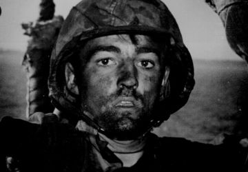 Un soldat du corps des Marines épuisé avec le thousand-yard stare après avoir combattu sans interruption pendant deux jours à la bataille d'Eniwetok en février 1944