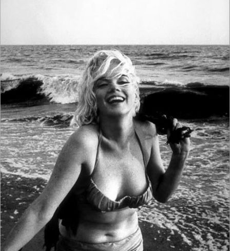L’actrice Marilyn Monroe portant un bikini, 1962