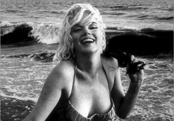 L’actrice Marilyn Monroe portant un bikini, 1962