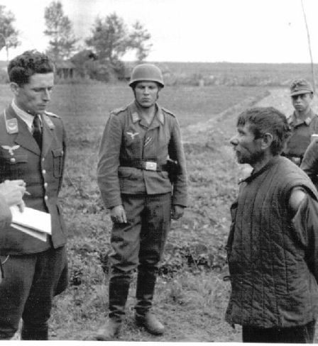 Des nazis interrogeant un partisan soviétique, été 1942, district de Kholmskiy, région de Novgorod.