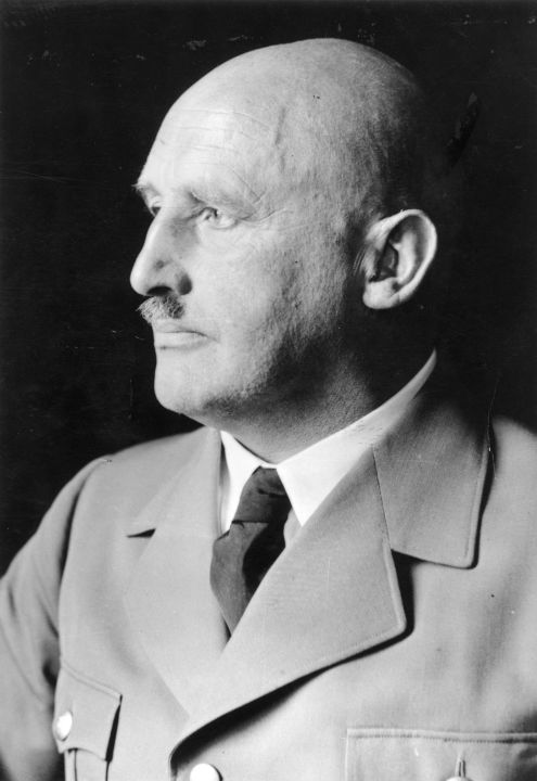 JULIUS STREICHER
Der überzeugte Antisemit, Gründer und Herausgeber des vulgär-antisemitischen Hetzblattes „Der Stürmer“, Julius Streicher, löste bei den Psychiatern Kelly und Gilbert unterschiedliche Meinungen aus. Streicher lehnte alle Anwälte ab, die ihm angeboten wurden, weil ihre Namen „jüdisch“ klangen, und forderte einen antisemitischen Anwalt. Er nannte den Nürnberger Prozess einen Triumph des globalen Judentums. Gilbert kam zum Schluss, dass Streicher ein Paranoiker war, der von einer abstrusen Idee besessen war. Kelly meinte hingegen, dass er de facto rationell handelt, nur von der konkreten jüdischen Frage besessen war – er hatte „systematisierte Überzeugungen, die ausschließlich auf eigenen Emotionen und Vorurteilen und nicht bekannten Fakten basierten“. Laut Rorschachtest wurde eine normale Persönlichkeit mit starken Depressionsanzeichen festgestellt.
Eine Gruppe mit Psychiatern aus der Sowjetunion, Frankreich und den USA hielt ihn für tauglich für den Gerichtsprozess. Julius Streicher wurde als zurechnungsfähig eingestuft – er war imstande, den Charakter und die Qualität seiner Handlungen zu begreifen und für seine Taten Verantwortung zu tragen.