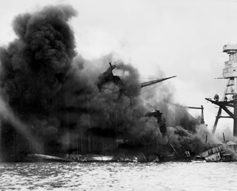 Le cuirassé USS Arizona de la Marine américaine en feu après une explosion provoquée par une bombe japonaise lors de l'attaque de Pearl Harbor