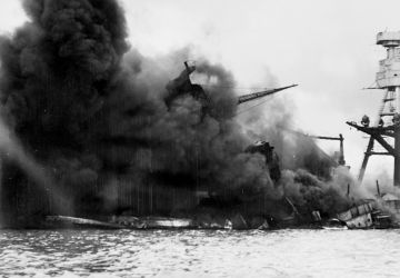 Le cuirassé USS Arizona de la Marine américaine en feu après une explosion provoquée par une bombe japonaise lors de l'attaque de Pearl Harbor
