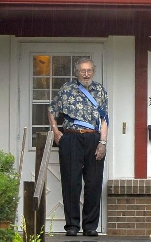 Georg Gärtner as Dennis F. Whiles at the age of 89 celebrates US Independence Day on 4 July 2009 