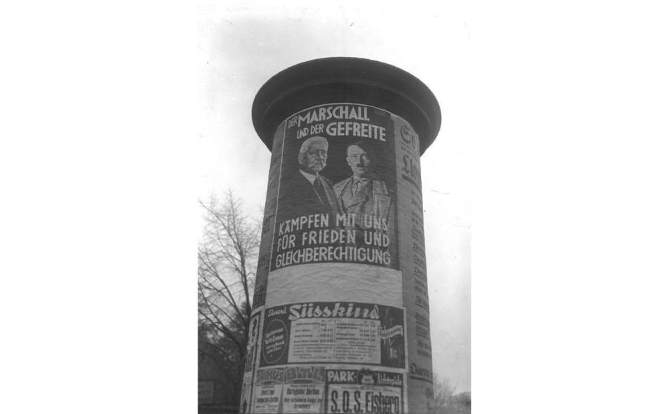 Affiche électorale du NSDAP collée sur une colonne à Berlin // Bundesarchiv, Bild 102-15183 / CC-BY-SA 3.0