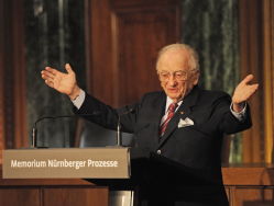 L'avocat américain Benjamin Ferencz lors de l'ouverture d'une exposition sur le procès de Nuremberg, novembre 2010 