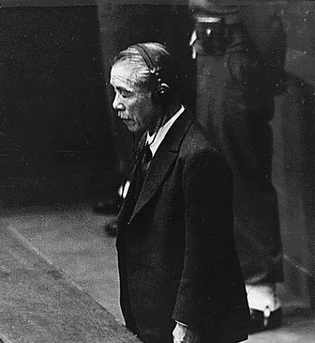 L'ancien Premier ministre japonais Koki Hirota à l'annonce de sa condamnation à mort lue par le juge William Webb, 1948