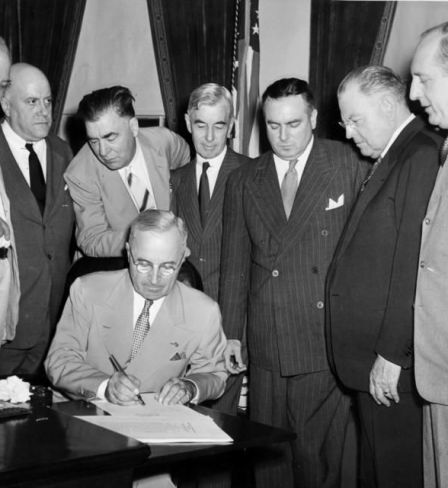 Le Président américain Harry Truman signant la loi sur l'énergie atomique, le 1er août 1946