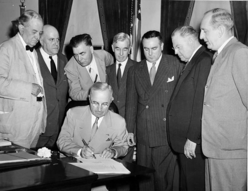 Le Président américain Harry Truman signant la loi sur l'énergie atomique, le 1er août 1946