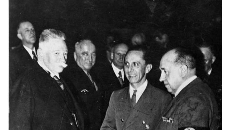 Alfred Hugenberg, Robert Ley, Joseph Goebbels und Walter Funk bei der 25-Jahr-Feier der UFA, 1943