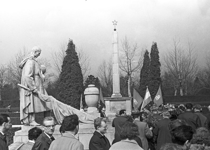 Monument aux soldats soviétiques du cimetière central de Vienne