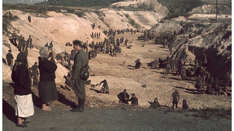 Prisoners dig up the ravine in Baby Yar, 1941