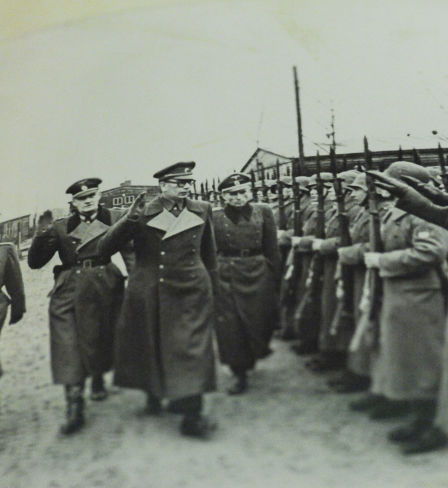 Le général Andreï Vlassov avec des officiers allemands lors d’un défilé des unités de l’Armée de libération russe. Photo des archives du FSB de Russie