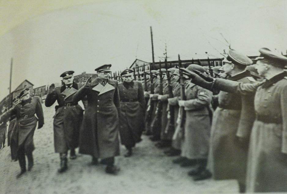 Le général Andreï Vlassov avec des officiers allemands lors d’un défilé des unités de l’Armée de libération russe. Photo des archives du FSB de Russie
