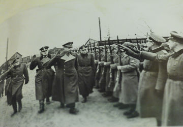 Le général Andreï Vlassov avec des officiers allemands lors d’un défilé des unités de l’Armée de libération russe. Photo des archives du FSB de Russie
