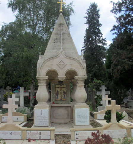 Chapelle commémorative à la mémoire des émigrés russes morts dans les combats et les camps pendant la Seconde Guerre mondiale (cimetière russe de Sainte-Geneviève-des-Bois) 