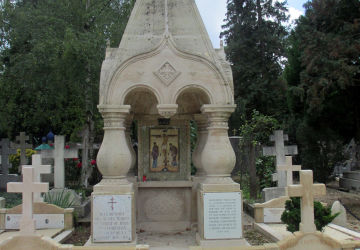 Chapelle commémorative à la mémoire des émigrés russes morts dans les combats et les camps pendant la Seconde Guerre mondiale (cimetière russe de Sainte-Geneviève-des-Bois) 