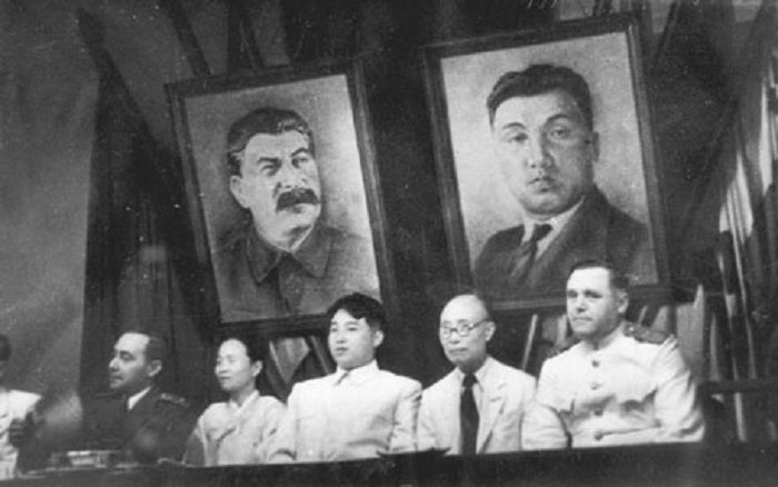 Kim Il-sung lors d'une réunion du Comité central du Parti des travailleurs de Corée du Nord, le 28 août 1946