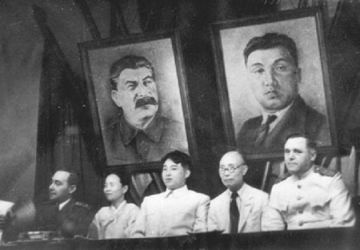 Kim Il-sung lors d'une réunion du Comité central du Parti des travailleurs de Corée du Nord, le 28 août 1946