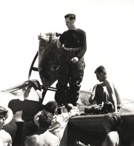 Le pilote d'essai Jack Woolams après l’établissement du record d'altitude (47.600 pieds dans un P-59), 1943